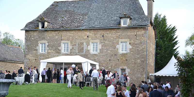 Extérieurs devant le clos de la piscin au Château de Labro